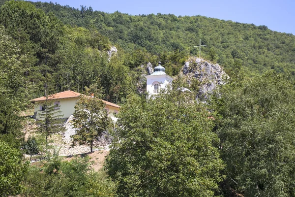 Monasterio medieval de Vitovnica cerca de la ciudad de Petrovac, Serbia — Foto de Stock