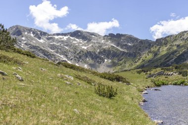 Balık Gölleri yakınlarındaki küçük göl, Rila dağı, Bulgaristan