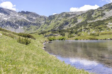 Balık Gölleri yakınlarındaki küçük göl, Rila dağı, Bulgaristan