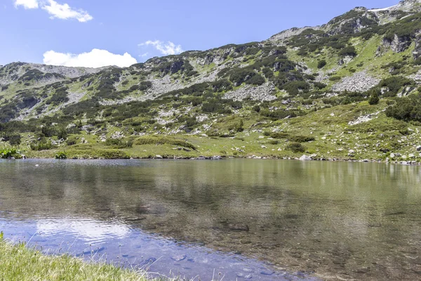 Klein meer in de buurt van de visvijvers, Rila-gebergte, Bulgarije — Stockfoto
