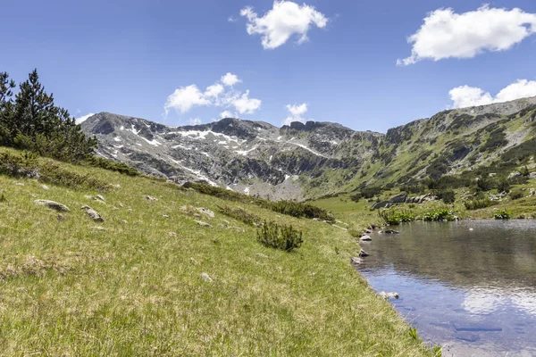 Pequeno lago perto dos lagos de peixe, montanha de Rila, Bulgária — Fotografia de Stock