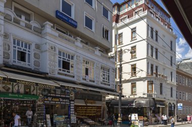 Eminönü ilçesinde Kiside binası ve caddesi