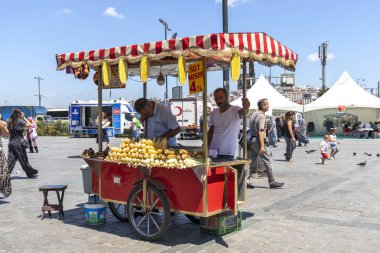 Kavrulmuş Mısır ve Kestane İstanbul şehrinde duruyor