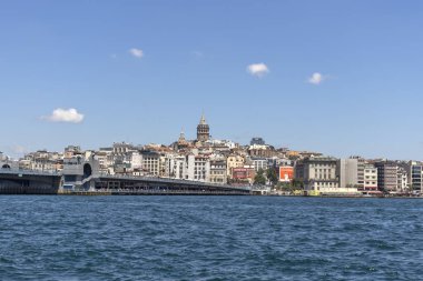 İstanbul'da Galata köprüsü ve Haliç