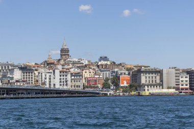 İstanbul'da Galata köprüsü ve Haliç