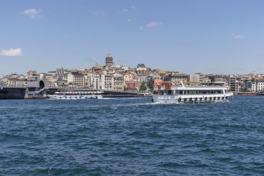 İstanbul'da Galata köprüsü ve Haliç