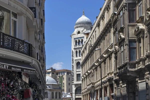 Typiska byggnad och gata i Eminönü distriktet i staden Istán — Stockfoto