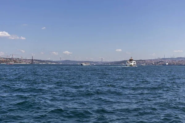 Vista panorámica del Bósforo desde la ciudad de Estambul — Foto de Stock