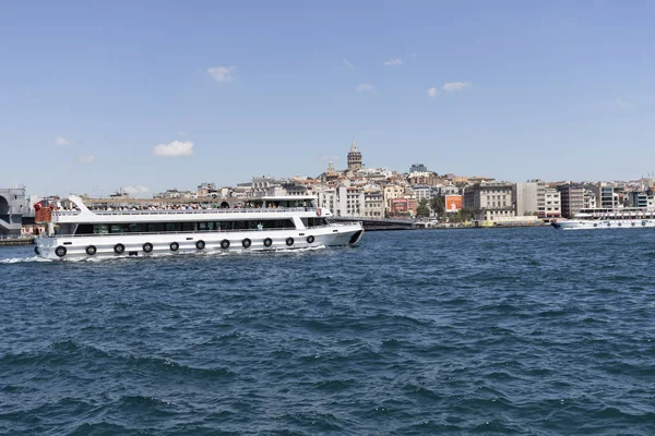 Ponte Galata e Chifre de Ouro na cidade de Istambul — Fotografia de Stock