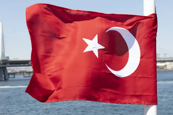 Turkse vlag en Gouden Hoorn in de stad Istanbul — Stockfoto