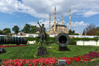 Edirne şehrinde Osmanlı Sultanı Mehmed Anıtı