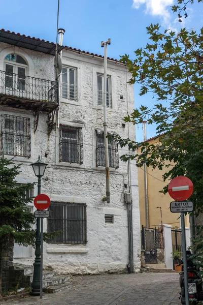 Strada tipica e vecchie case nel centro storico di Xanthi, Grecia — Foto Stock