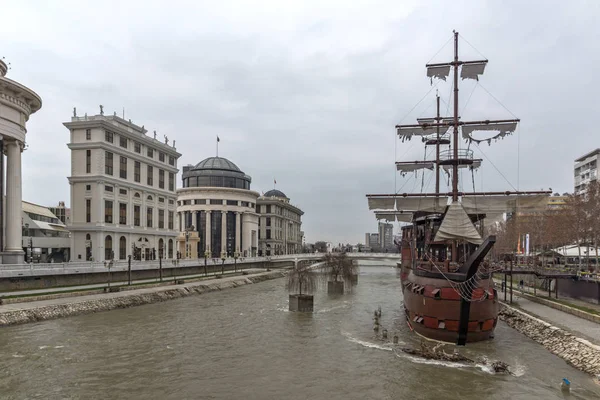 Rivier Vardar passeren door de stad van Skopje centrum — Stockfoto