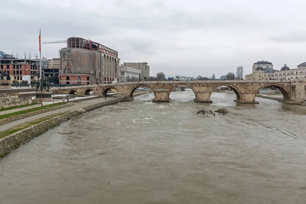 Oude stenen brug en rivier de Vardar bij het centrum van Skopje — Stockfoto