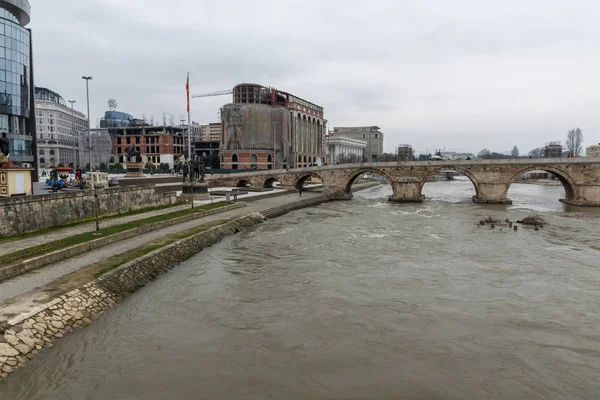 Vecchio ponte di pietra e fiume Vardar a Skopje Centro della città — Foto Stock