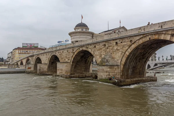 Старый каменный мост и река Вардар в центре Скопье — стоковое фото