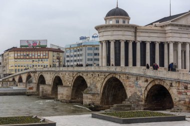 Üsküp Şehir Merkezinde Eski Taş Köprü ve Vardar Nehri