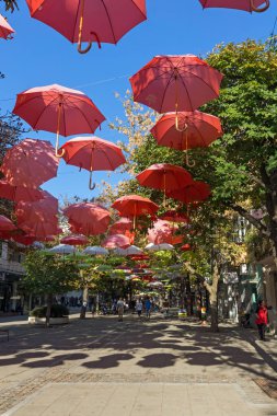 Blagoevgrad kasabasında Şemsiyelerle kaplı yaya caddesi,