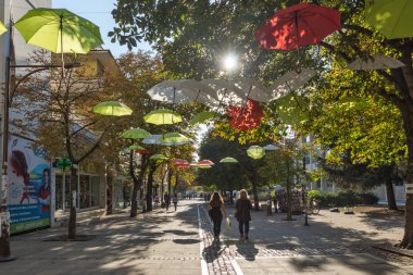 Blagoevgrad kasabasında Şemsiyelerle kaplı yaya caddesi,