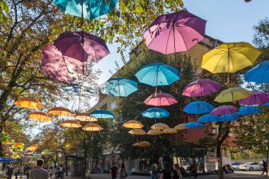 Blagoevgrad kasabasında Şemsiyelerle kaplı yaya caddesi,