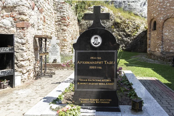 La tumba del anciano Tadeo en el monasterio de Vitovnica, Serbia — Foto de Stock