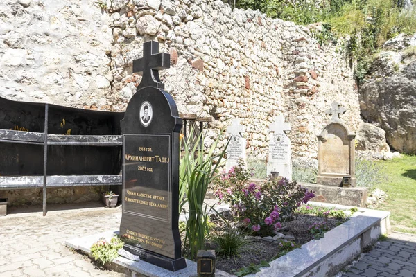 La tumba del anciano Tadeo en el monasterio de Vitovnica, Serbia — Foto de Stock