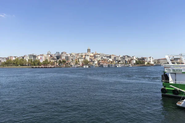 Panorama från Bosporus till Gyllene hornet i staden Istanbul — Stockfoto