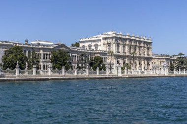 İstanbul'un Dolmabahçe Sarayı şehrine Boğaz'dan Panorama