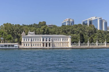 İstanbul'un Dolmabahçe Sarayı şehrine Boğaz'dan Panorama