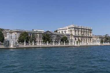 İstanbul'un Dolmabahçe Sarayı şehrine Boğaz'dan Panorama
