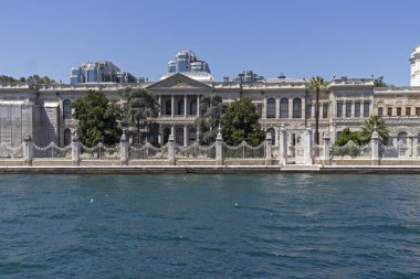 İstanbul'un Dolmabahçe Sarayı şehrine Boğaz'dan Panorama