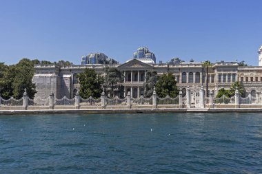İstanbul'un Dolmabahçe Sarayı şehrine Boğaz'dan Panorama