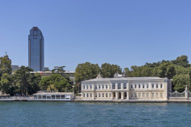 İstanbul'un Dolmabahçe Sarayı şehrine Boğaz'dan Panorama