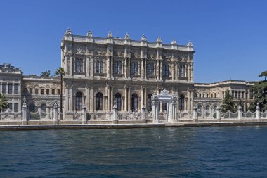 İstanbul'un Dolmabahçe Sarayı şehrine Boğaz'dan Panorama