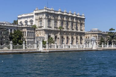 İstanbul'un Dolmabahçe Sarayı şehrine Boğaz'dan Panorama