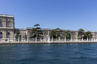 İstanbul'un Dolmabahçe Sarayı şehrine Boğaz'dan Panorama
