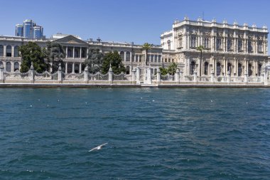İstanbul'un Dolmabahçe Sarayı şehrine Boğaz'dan Panorama