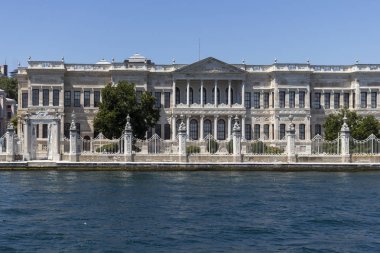 İstanbul'un Dolmabahçe Sarayı şehrine Boğaz'dan Panorama