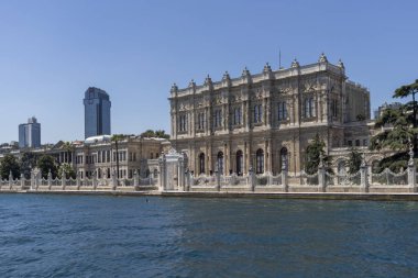 İstanbul'un Dolmabahçe Sarayı şehrine Boğaz'dan Panorama