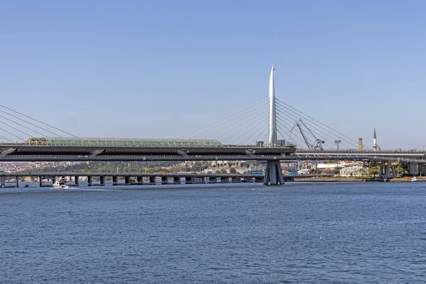 从博斯普鲁斯海峡到伊斯坦布尔市金角的全景 — 图库照片