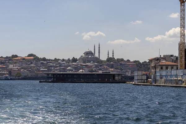 Panorama du Bosphore à la Corne d'Or dans la ville d'Istanbul — Photo