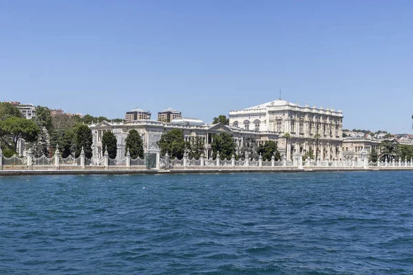 Panorama dal Bosforo a Palazzo Dolmabahce città di Istanbul — Foto Stock