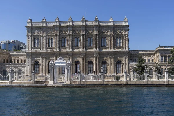 Panorama del Bósforo al Palacio Dolmabahce ciudad de Estambul — Foto de Stock
