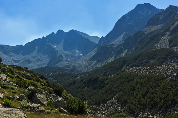 Yalovarnika pico e Vale do Rio Begovitsa, Montanha Pirin — Fotografia de Stock