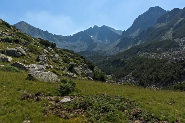 Pic Yalovarnika et vallée de la rivière Begovitsa, montagne Pirin — Photo