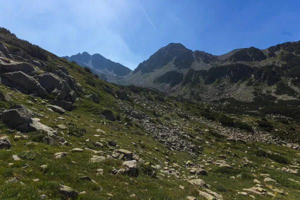 Pico Yalovarnika y Valle del Río Begovitsa, Montaña Pirin — Foto de Stock