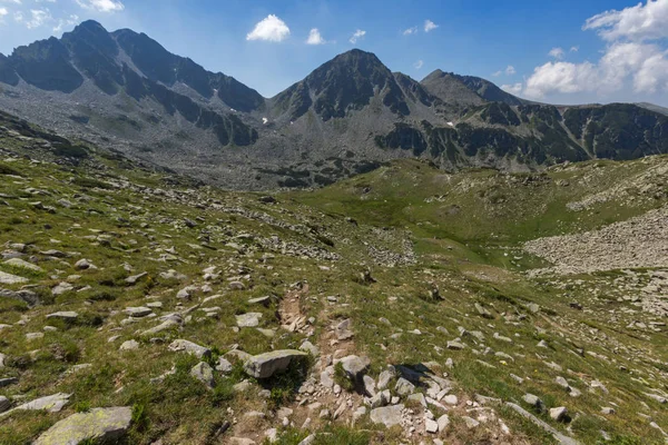 Szczyt yalovarnika i dolina rzeki Begovitsa, Góra Pirin — Zdjęcie stockowe