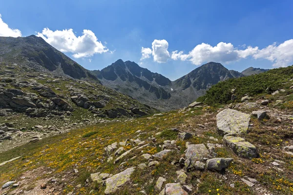 ヤロワルニカ山頂とベゴビツァ川渓谷、ピリン山 — ストック写真