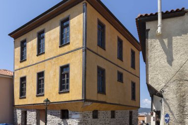 Kavala şehrinin eski kentinde tipik sokak ve evler, Yunanistan