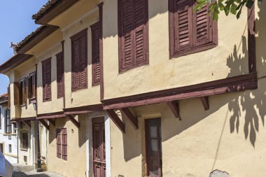 Kavala şehrinin eski kentinde tipik sokak ve evler, Yunanistan